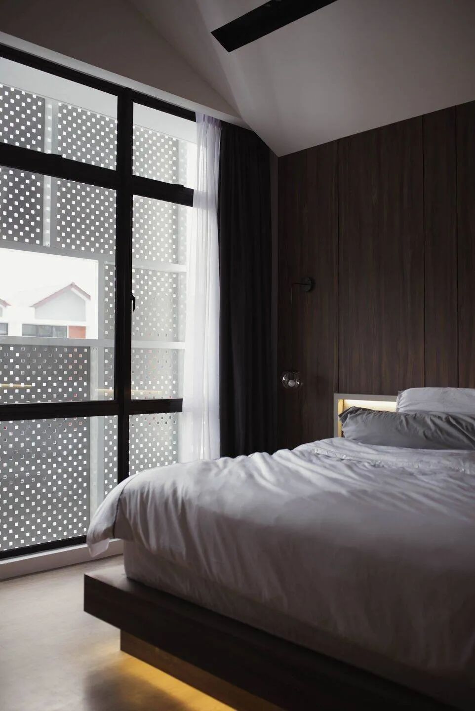 住顶楼西晒户型,阳台不用玻璃封改用网格板,通风凉快住着快活!