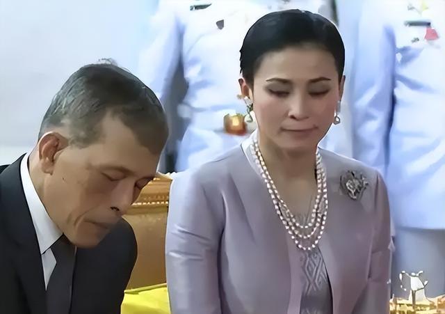 萝莉 苏提达素颜生图肤色黝黑，深邃眼窝神情呆滞，发型稀疏像是自来卷