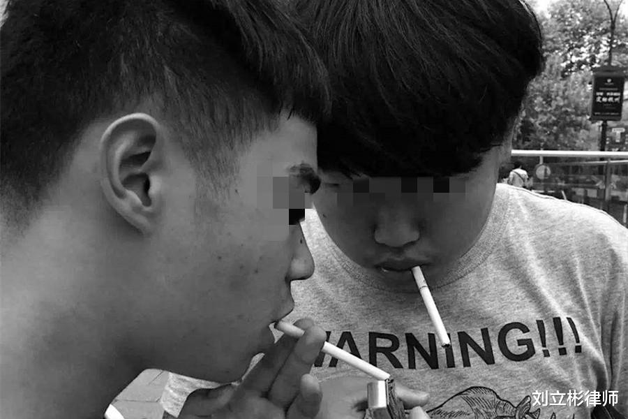 案例:19岁男高中生侵犯虐待女同学,烟烫手掐,家长:他还是孩子