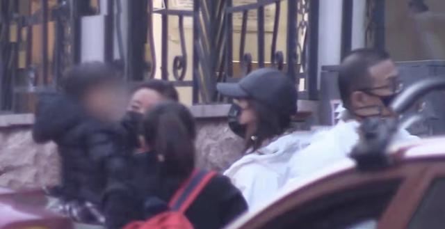 杨幂|汪峰一家四口外出就餐,章子怡亲吻儿子显母爱,两位保姆随行阵仗