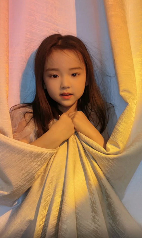 陈冠希|董璇5岁女儿花式自拍,嘟嘴撩发各种动作信手拈来,星范超足