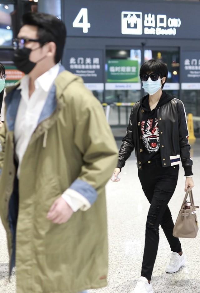 鲍蕾|鲍蕾和陆毅感情是真的好，手拉手同行，穿搭也特别的年轻像小情侣