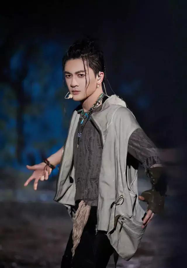 长腿 苏有朋《披荆斩棘》节目新造型，留长发梳脏辫，又帅又酷！