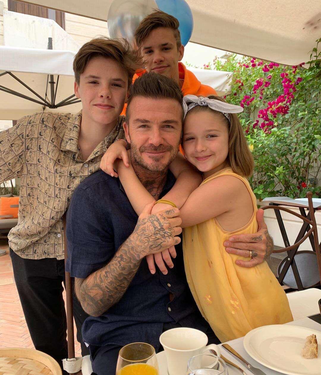 哈珀·贝克汉姆|贝克汉姆接女儿下课真宠！小七穿抹胸肚腩好突兀，大象腿不输老爸