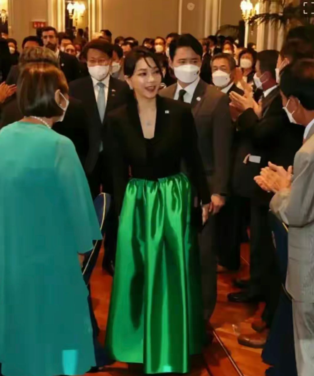 穿衣搭配 韩国夫人罕见穿军装，看上去又年轻了不少，在一群女兵中美成焦点
