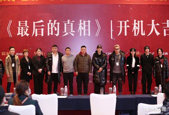 黄晓明|黄晓明偶像包袱太重！走机场脱绿色外套穿西装卡通衫，面对拍摄站定摆拍