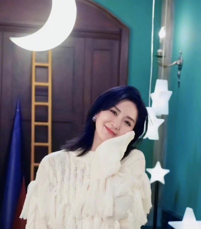 谢娜|快乐家族有机会团聚？谢娜晒与何炅背影合照：我也想你们