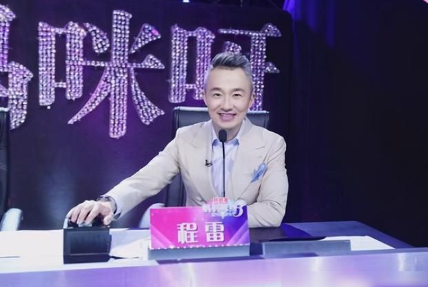 央视|央视最美主持，当红嫁大18岁老公，结婚9年恩爱，一家三口很幸福