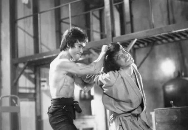 成龙|成龙评价李连杰：他是正宗师傅，十八般武艺都会，我们是杂碎师傅