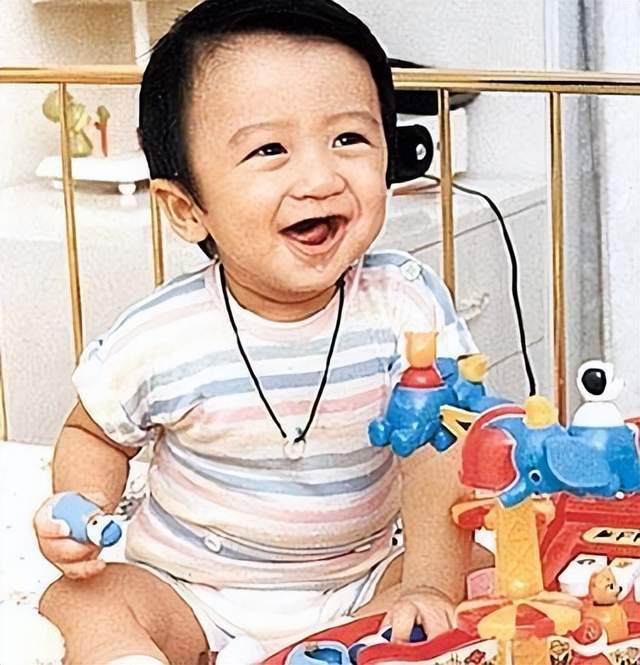 张柏芝|张柏芝与三胎儿子游泳，小儿子头发浓密，与谢霆锋小时候一模一样