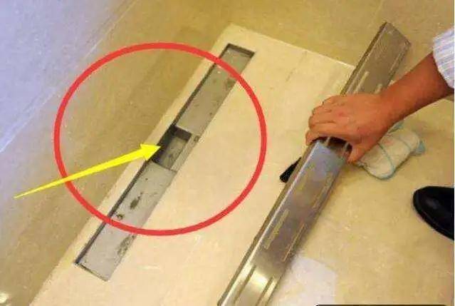 卫生间别再装圆形地漏了, 聪明人都流行装这种, 排水效果好十倍!
