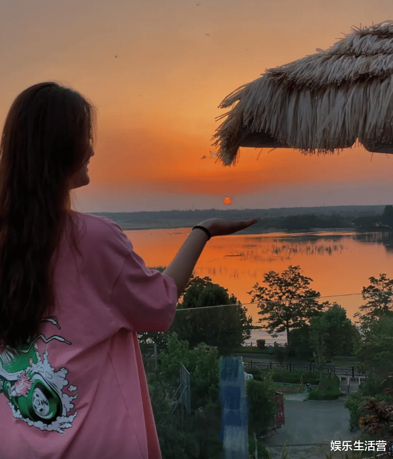 陈亚男|陈亚男酒店度假，下巴拐弯像巫婆同款，网友：为什么流掉榜一孩子