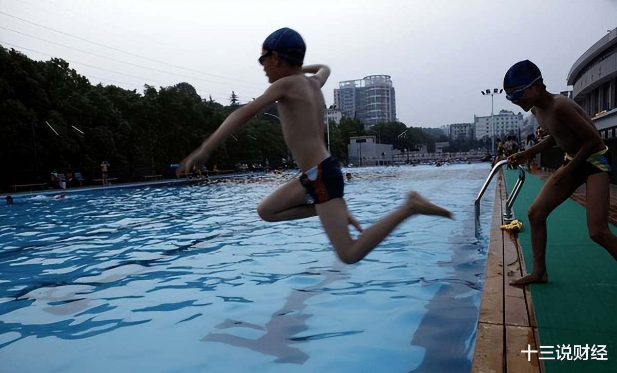 清澈见底的泳池中,竟暗藏玄机?