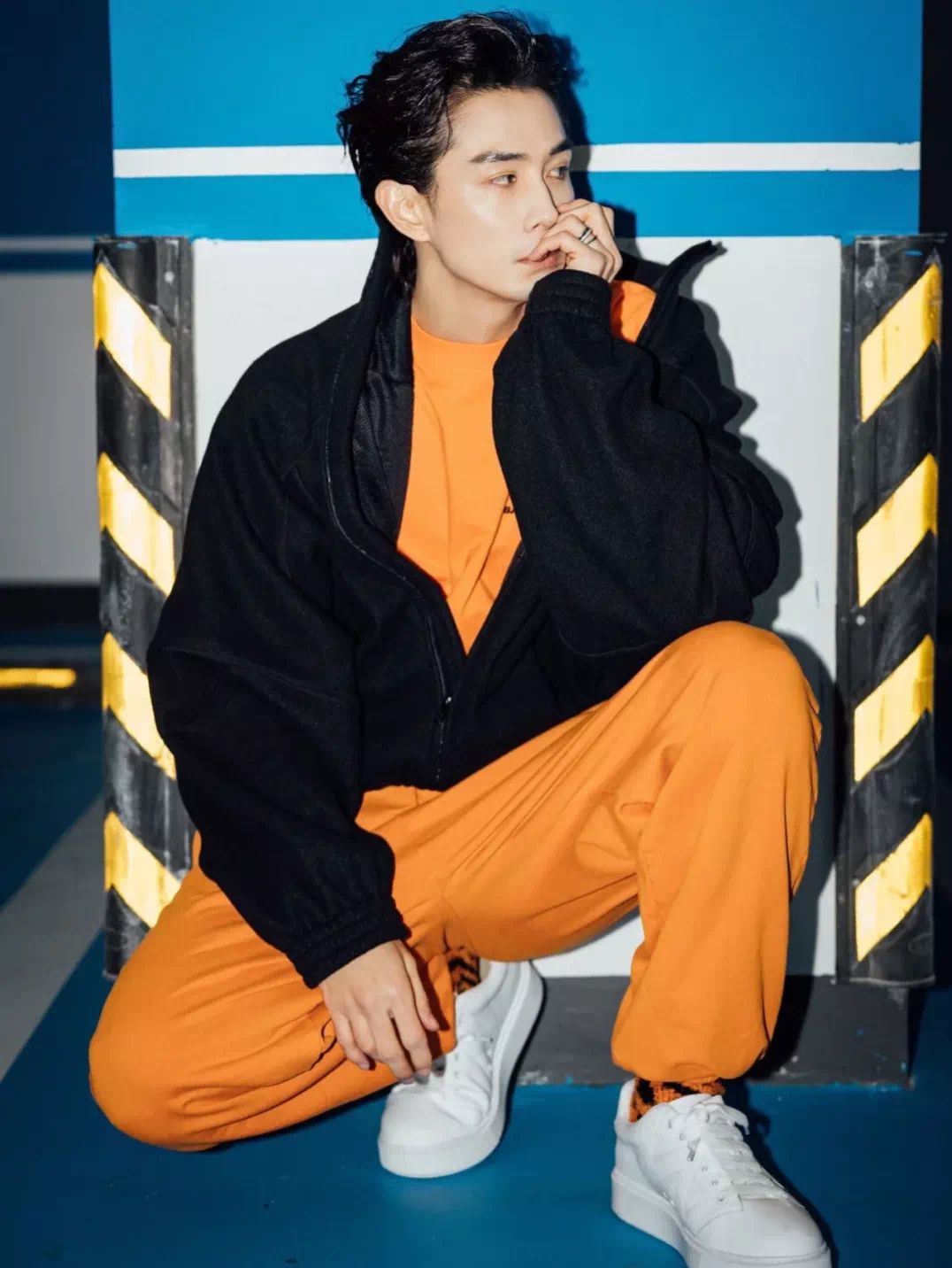 紧身牛仔裤 被戚薇的韩国老公圈粉了！穿衣时髦却没油腻感，帅得自然又不做作