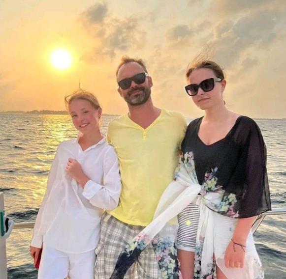 李沁|千金一家出海看日落！父女三人同框，爸爸胡子花白，姐姐也是美女