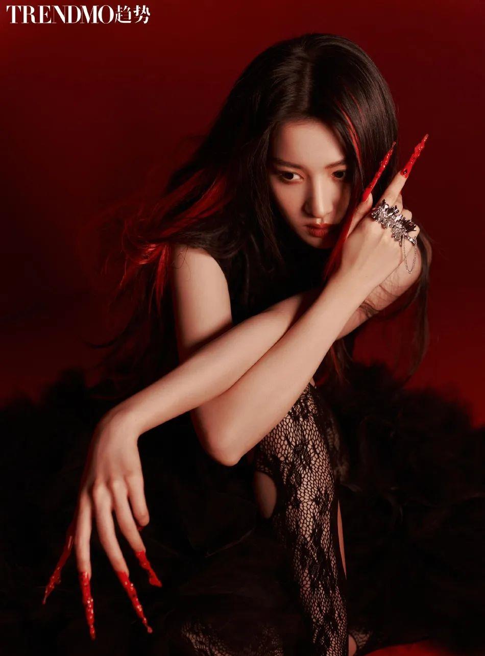 王楚然|王楚然暗夜玫瑰美图大胆前卫！雪肤玉貌太性感妖艳