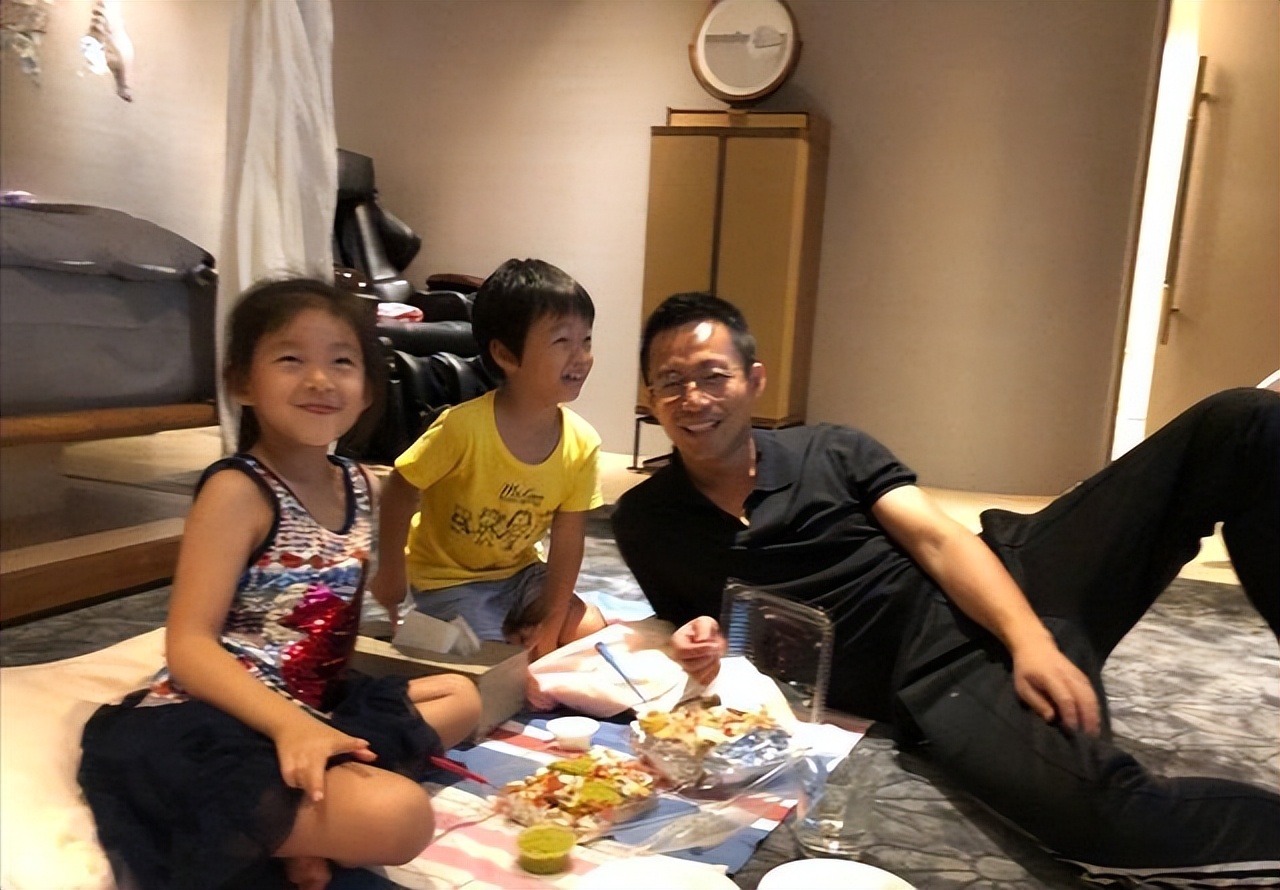 大S|张兰希望孙子孙女不要通过媒体了解奶奶，晒昔日全家福向大S示好