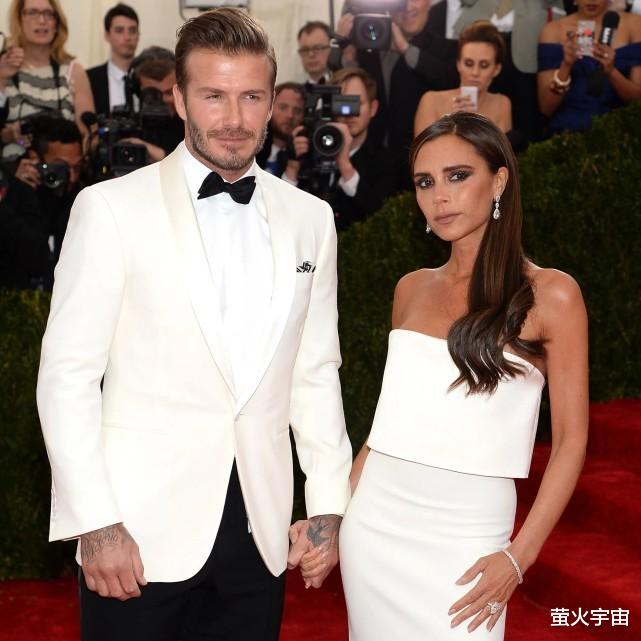 贝克汉姆|贝克汉姆23岁长子醉酒回酒店，抱住27岁爱妻亲吻脖子，爱得难以克制