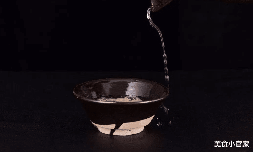 |每天吃饭必喝一杯酒，雷打不动坚持20年的人，看看身体有何变化