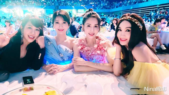 陈松伶带洪欣玩水避暑，穿花裙打扮保守格格不入，洪欣透视装抢镜