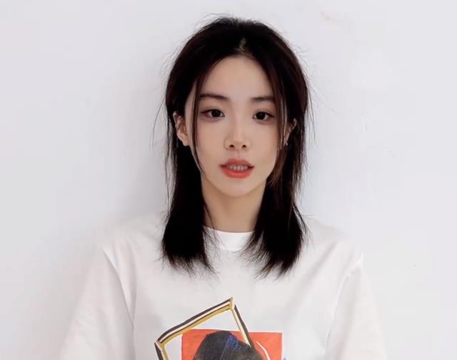 公益|尴尬！25岁女偶像拍公益海报还凹姿势，冷脸扭胯站没站相遭群嘲