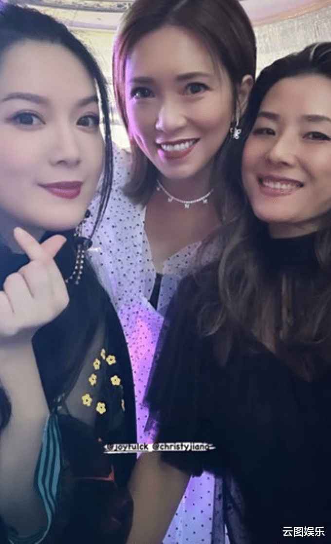 汤镇业|汤镇业长女与汤镇宗小女儿盛装出席晚宴!俩堂姐妹美貌出众身材好