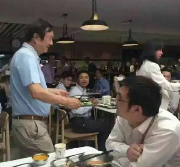 任正非|任正非坐拥百亿身家，喝水用的还是搪瓷杯，开的也不过是10万的车