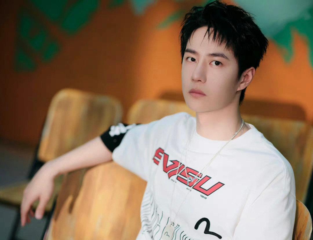 王一博|美颜镜头下的王一博，看起来有点好笑，果然明星不适合滤镜