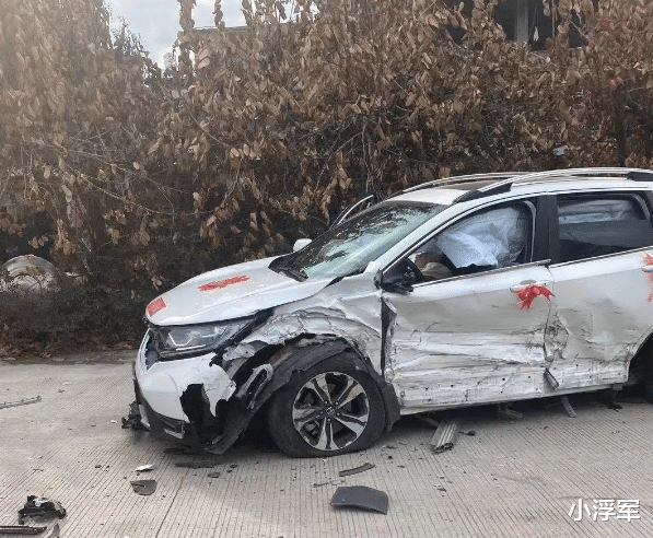 真的是太倒霉了,大过年的去给人家当婚车,结果却被一台凯美瑞撞成的严重事故车