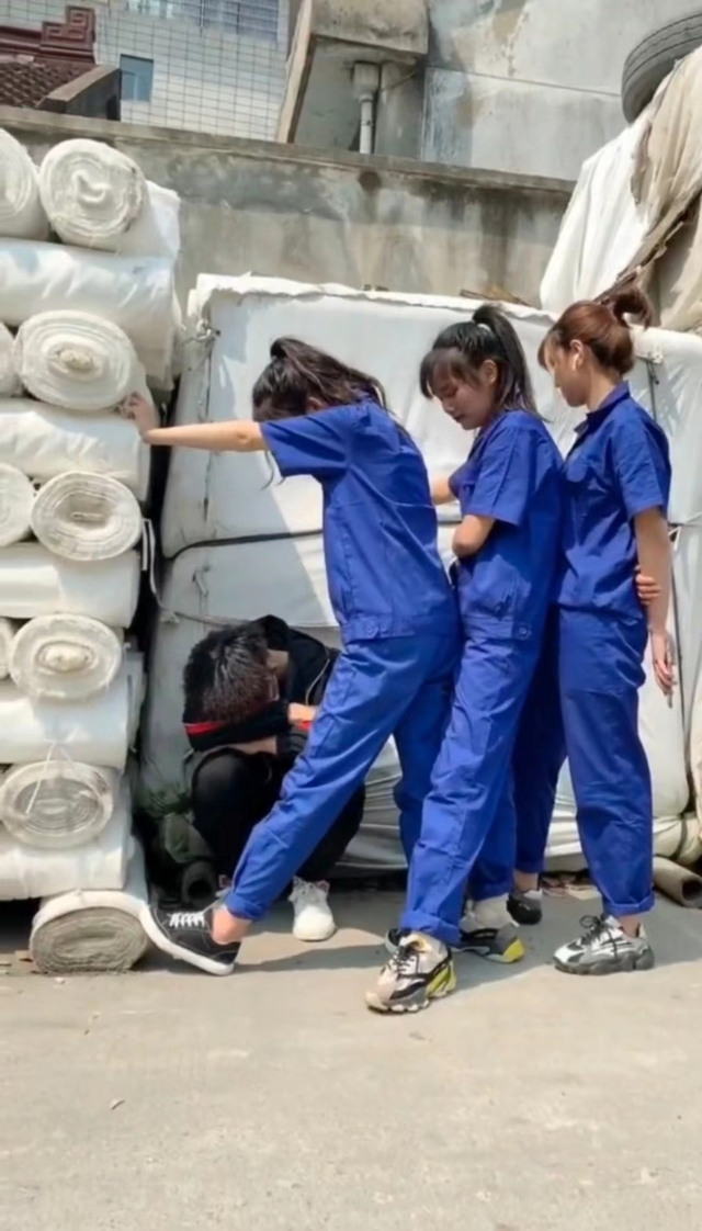 一男子进厂打工赚钱,长相帅气被4名女员工围堵,他招架不住辞职