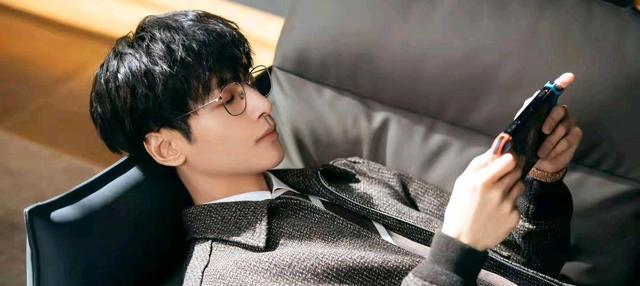 罗云熙|任嘉伦罗云熙是“瘦星”,罗云熙瘦到撑不起戏服,任嘉伦仅110斤