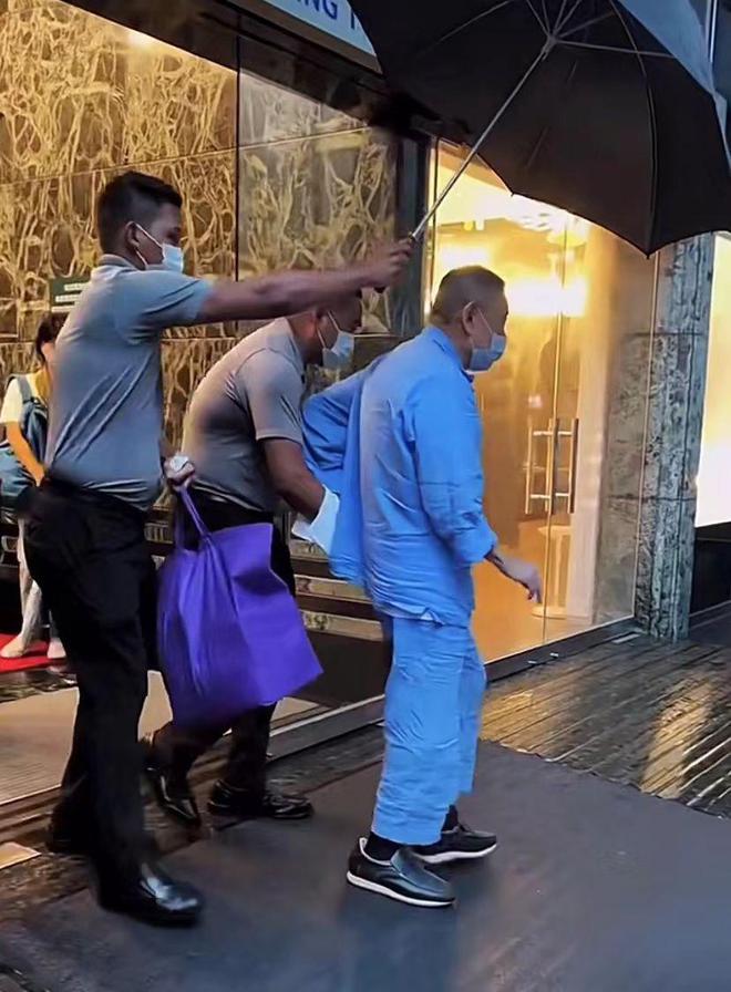 陈紫函|71岁刘銮雄上街，甘比撇下他独自上车，网友：扶都不扶了？