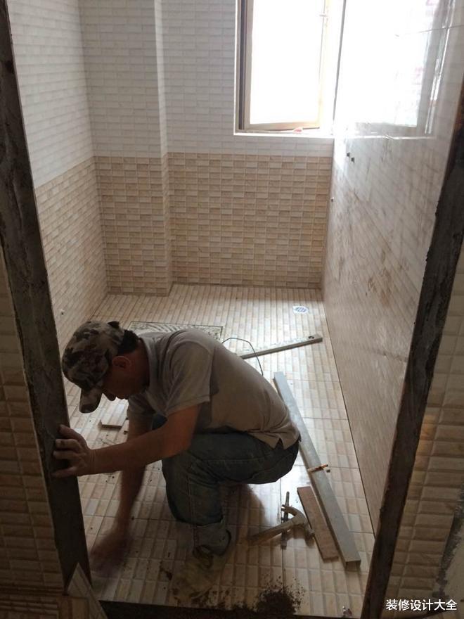 单身小姐姐说我家卫生间墙砖真难看，冲进她家一看，回来真想砸了！
