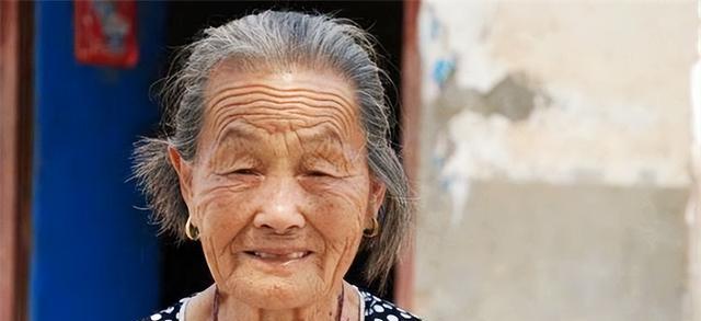 九旬老人近亲结婚生下三个“猴娃”,因带孩子,50多年没出过远门
