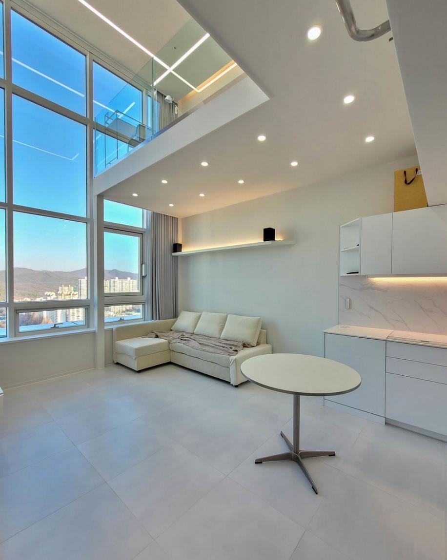 50㎡跃层公寓，装修“简”过头了！全屋刷大白墙，悬空书房很过瘾