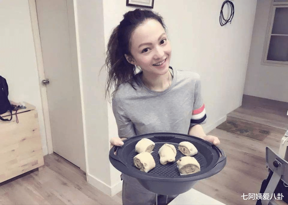 张韶涵|姜柔伊，卷走女儿张韶涵1亿后，还向她索要100万一个月的赡养费