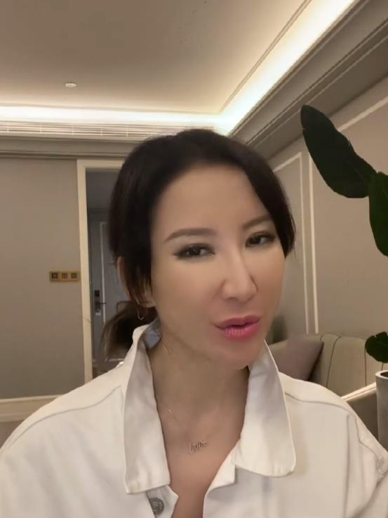 李玟|47岁李玟为母亲献歌!飙高音脖子青筋凸起,面部浮肿被指认不出