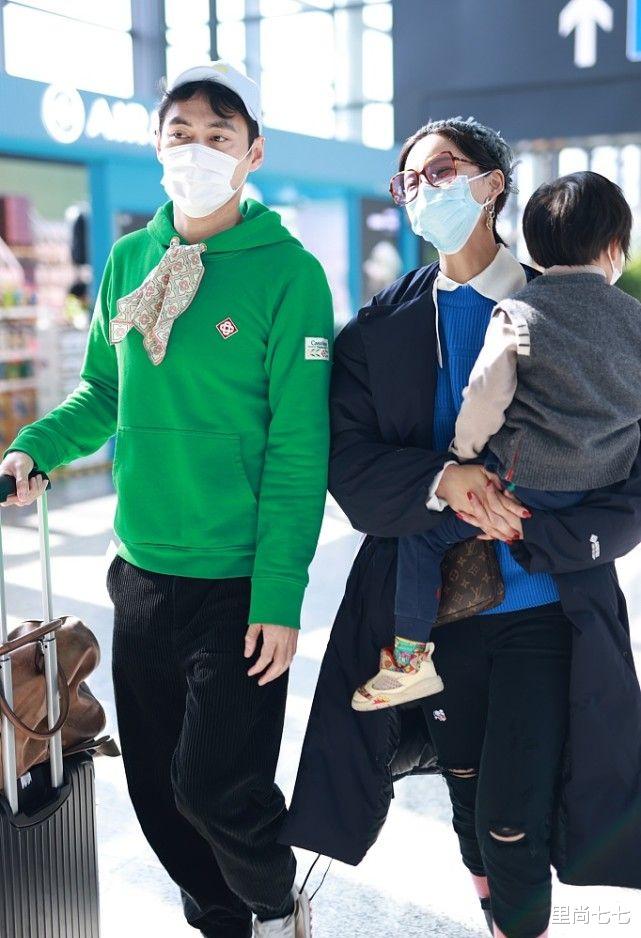 袁弘|张歆艺一家三口走机场，袁弘穿成他大姨，2岁儿子剪锅盖头真帅