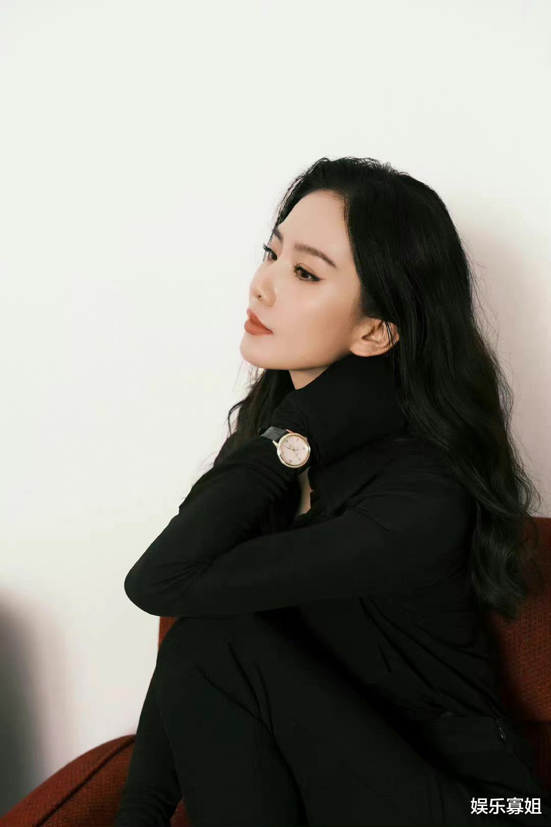 刘诗诗|刘诗诗烟熏妆侧颜随拍，ALL BLACK穿搭好有表现张力，御姐范十足