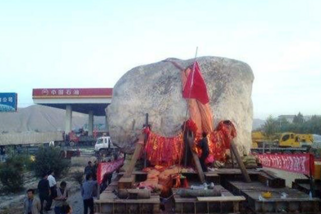 2010年,甘肃那块两层楼高,重400余吨的石头被搬走后,怎样了?