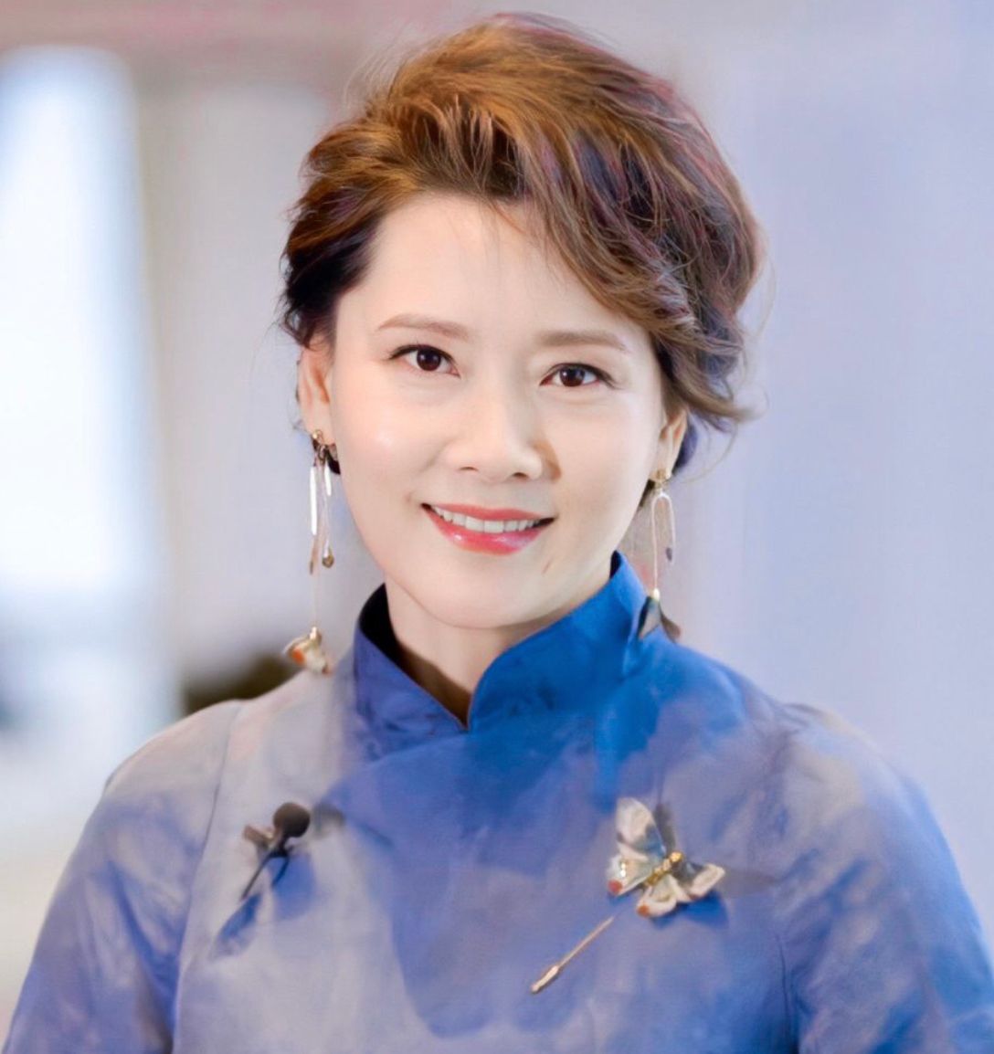 发型 中年女人放弃“黑长直”吧!选这些发型更显气质,看何赛飞就知道