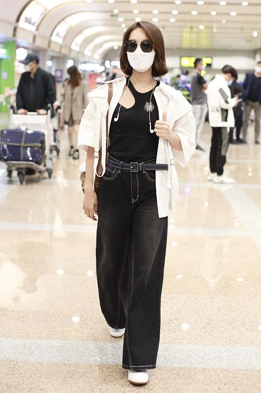 西装 蓝盈莹走机场,深蓝短袖西装配牛仔半身裙很清爽,短发有点大妈样