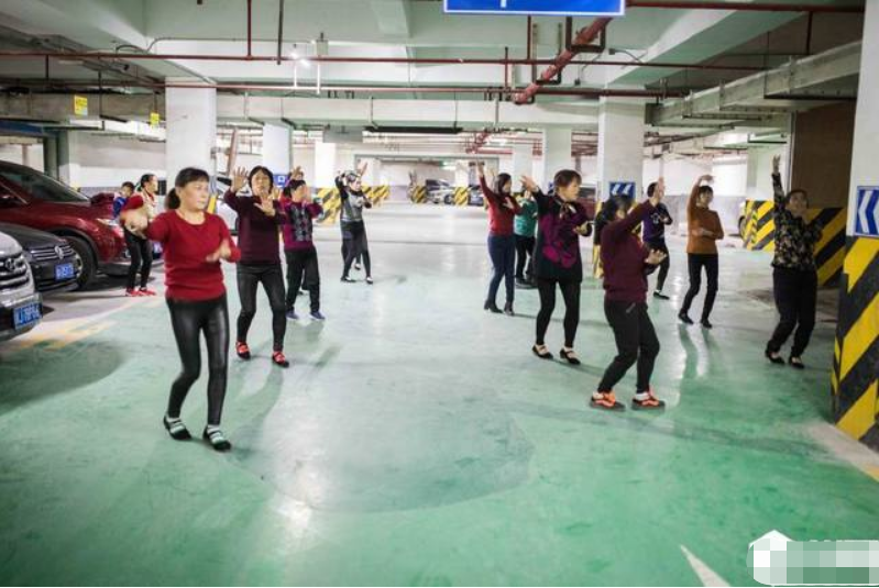 地下车库成广场，大妈跳舞、小孩遛狗，业主每天去捧场
