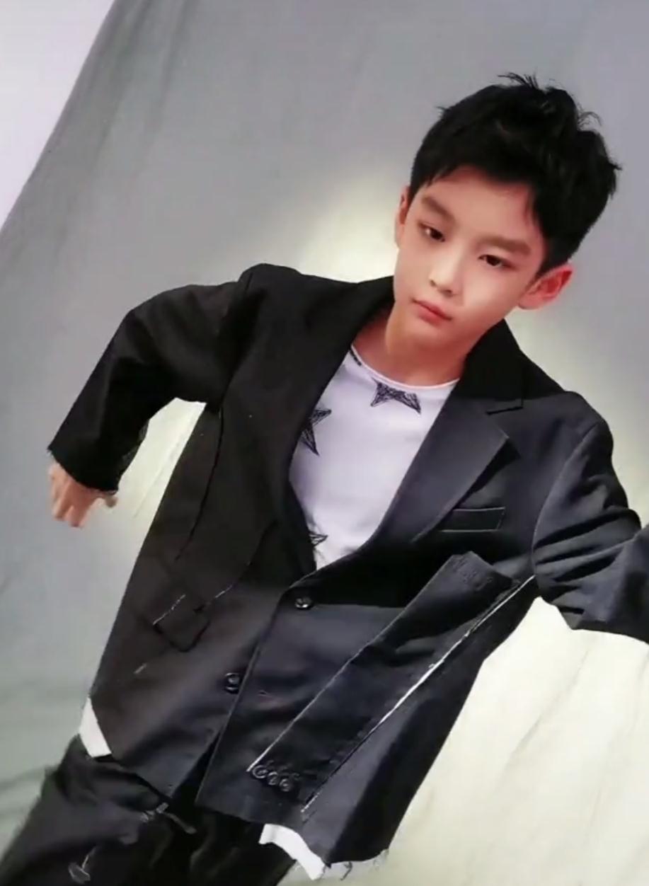 曹颖|曹颖晒和儿子骑马照,下巴五官好像,儿子大眼睛天鹅颈比女神还美