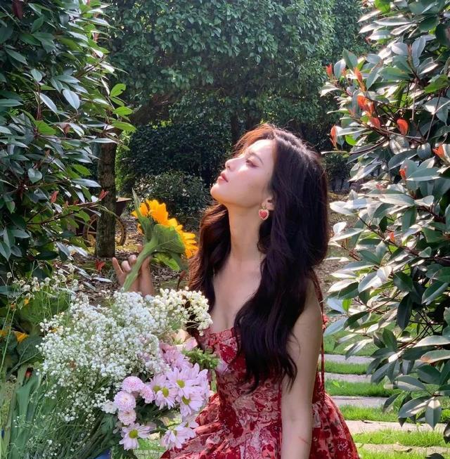 杨超越|杨超越夏日花丛写真超美艳!雪肤玉貌太性感撩人