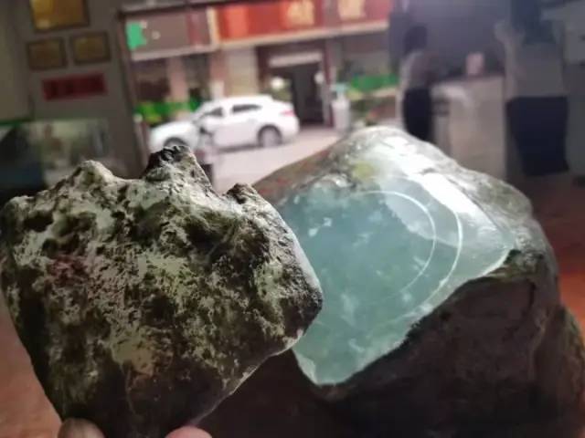 翡翠|大爷花16万切翡翠原石，刀刀见涨，乐开了花！