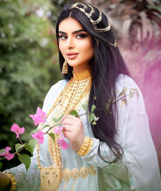 |28岁迪拜公主玛哈拉，脖子里挂满了黄金首饰，还化着浓妆太美艳了