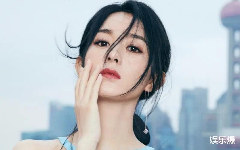 赵丽颖|赵丽颖《与凤行》红衣路透曝光，战损妆配棒棒糖，反差感获称赞