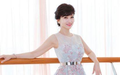 赵雅芝|68岁赵雅芝近况曝光吗，穿恨天高被网友偶遇，路上被助理扶着走