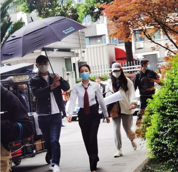 迪丽热巴|《公诉精英》新路透,迪丽热巴双腿纤细,与佟大为同框对比明显